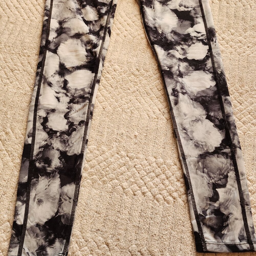 Athleta Chaturanga XS black white tie dye floral yoga leggings - Picture 7 of 9